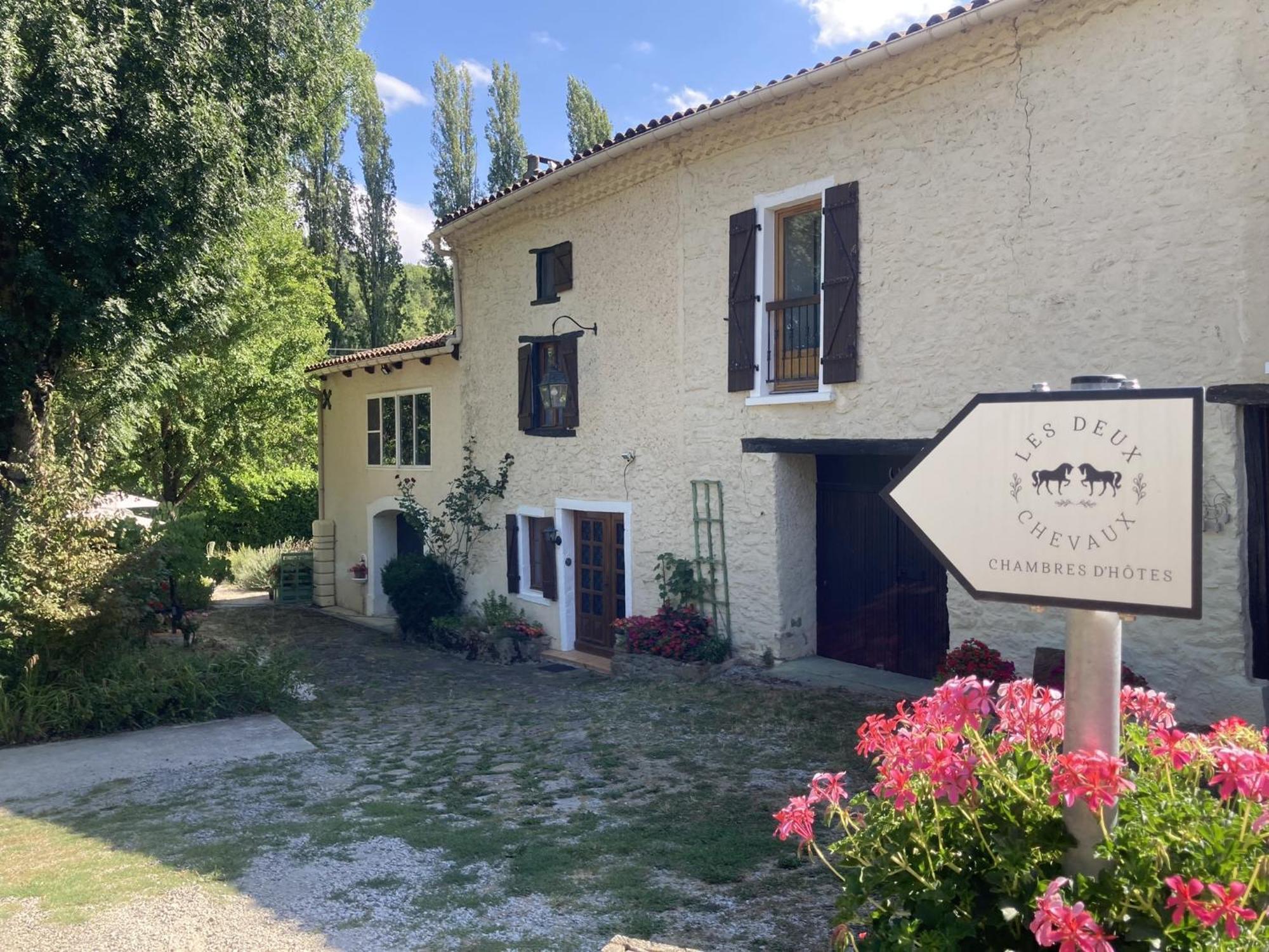 Les Deux Chevaux Chambres D'Hotes Rouvenac Екстериор снимка